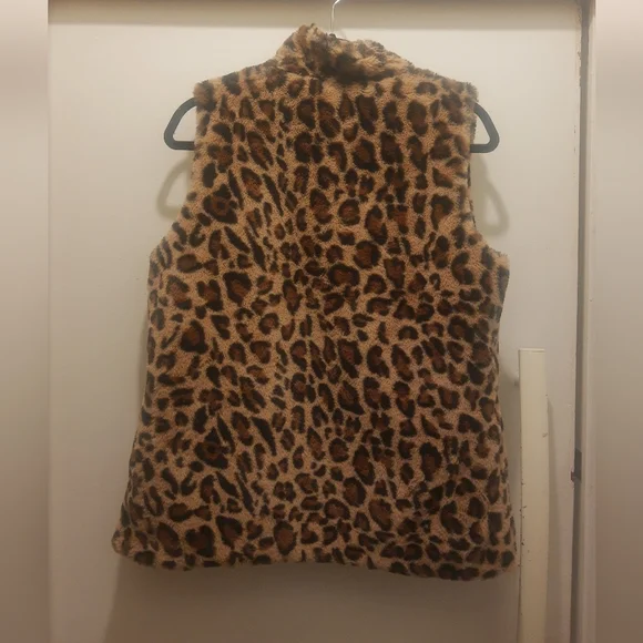 Lily reversible faux fur leopard print full zip vest - Picture 3 of 8